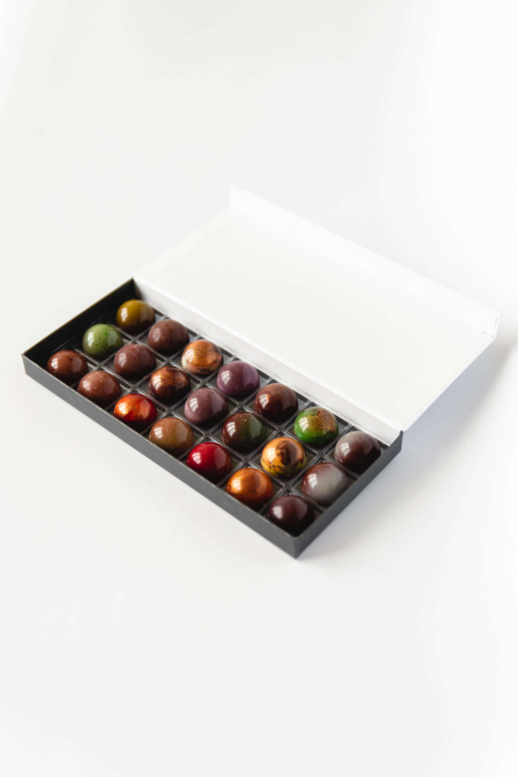CHOCOLATS LOUIS - Coffret chocolat 21 Pralinés - Chocolat Noir et Lait -  Chocolat a offrir - Coffret cadeau - Fabrication Française Artisanale -  100% Beurre de Cacao : : Epicerie